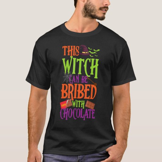 この魔女はチョコレートハルを抱え不気味られる Tシャツ (正面)