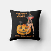 「この魔女は賄賂を受け取る事がおもしろい...」 クッション (裏面)