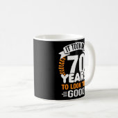 この70歳の誕生日を見るのに70年かかった コーヒーマグカップ (正面右)
