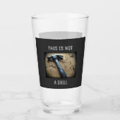 "これおもしろいはドリルではない"パパジョークPun Beer タンブラーグラス (正面)