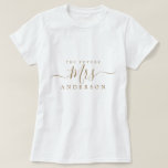 これから結婚するおしゃれな花嫁のためのオーダーメイド名前入りTシャツ Tシャツ<br><div class="desc">これから結婚するおしゃれな花嫁のための、モダンでスタイリッシュなオーダーメイド名前入りTシャツです。テキストはゴールドのエレガントなスクリプトカリグラフィーで「Mrs」となっており、結婚後の名前を入力するだけで、完璧な結婚前のお祝いギフトが完成します。ハッピー・ドルフィン・スタジオが独占的にデザインしました。</div>