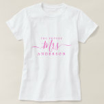 これから結婚するおしゃれな花嫁のためのカスタム名前Tシャツ Tシャツ<br><div class="desc">おしゃれでモダンなTシャツに、ネオン ピンクのエレガントなスクリプトカリグラフィーで「Mrs」 の文字を。 ただ、結婚する花嫁の名前を入力するだけで、完璧な結婚前のお祝いギフトのできあがり。Happy Dolphin Studioによる特別なデザイン。</div>