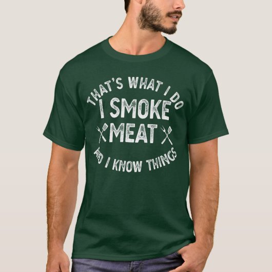 これが俺のやること 燃える肉をスモークする 俺はグリル名人 Tシャツ (正面)