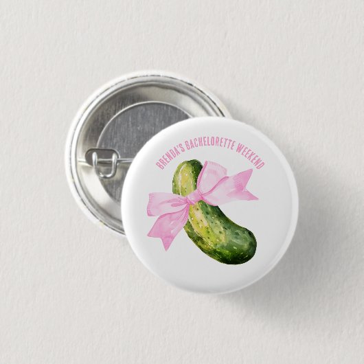 これが彼女が最後にいじるピクル！独身最後のパーティー 缶バッジ (正面&裏面)