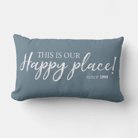 これが私たちのハッピープレイス⎢パーソナライズされた装飾用クッション ランバークッション (正面)