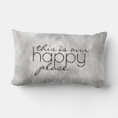 これが私たちの幸せな場所引用文グレイ ランバークッション (裏面)
