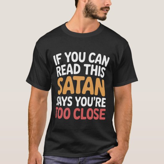 これが読めたら悪魔が囁く あなたは近づきすぎ Tシャツ (正面)