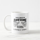 これはなんと素晴らしいネットボールプレーヤーのように見えるかです コーヒーマグカップ (左)