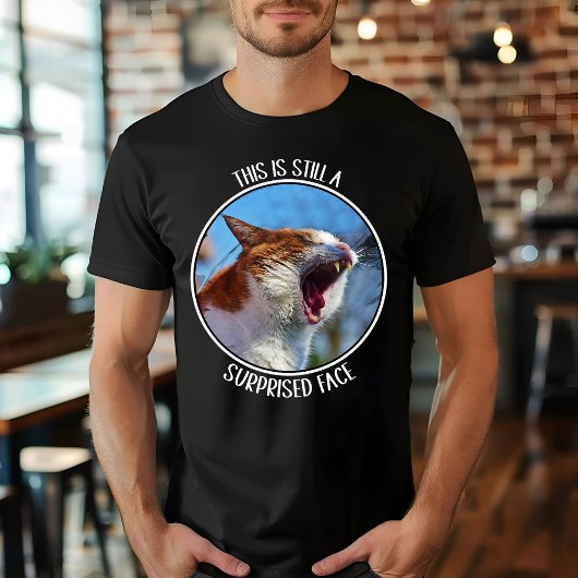 これはまだ驚きの顔の面白いかわいい猫ミームです Tシャツ