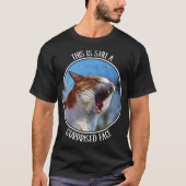 これはまだ驚きの顔の面白いかわいい猫ミームです Tシャツ (正面)