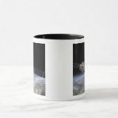 これはアーティストであるAのAを表す1/2sのコンセプト2 マグカップ (中央)