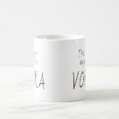 これはウォッカではないかもしれないしまたはそうではないかもしれません コーヒーマグカップ (中央)