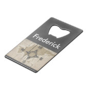 これはカスタマイズ可能な私と私が旅すると同時に-合っています クレジットカード栓抜き (裏面アングル)