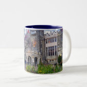 これはカナダのトロントのCasa Loma ツートーンマグカップ (正面右)