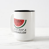 これはスイカではない – パレスティナスイカ ツートーンマグカップ (正面左)