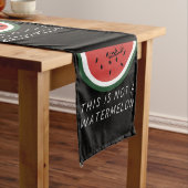 これはスイカではない – パレスティナスイカ ロングテーブルランナー (インサイチュ)