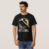 これはドリルではない - 面白いハンマー グラフィックのダジャレ Tシャツ (正面フル)