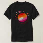 これは安全な宇宙である" Tee - Cosmic Version心地よい版 Tシャツ (デザイン正面)