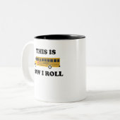 これは私がスクールバスの運転者のおもしろいな引用文をいかに転がるかです ツートーンマグカップ (正面左)