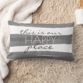 これは私たちの幸せな場所文字オングレー&ホワイト ランバークッション (ブランケット)