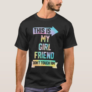 これは私のガールフレンドは彼のカップルのネクタイTouchしない Tシャツ
