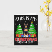 これは私のクリスマスパジャマ（犬）ドーベルマン・ピンシェル犬 カード (黄色い花)
