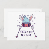 これは私のスキースーツのスキーポール付きスキーのウサギ ポストカード (正面/裏面)