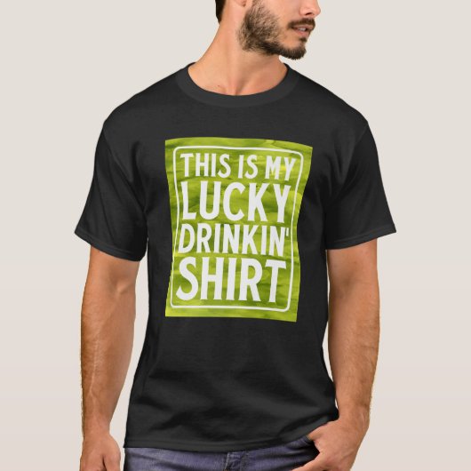 これは私のラッキーな飲み物のグリーンビールアイリッシュウイスキー Tシャツ (正面)