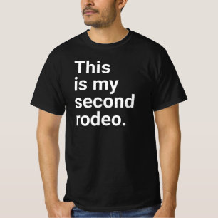 これは私の二番目のロデオだ」と白い文字で書かれた。 Tシャツ