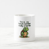 これは私の人間のコスチュームです 本当はカメです Tシャツ コーヒーマグカップ (中央)