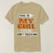 これは私の彼女、彼に触れないで 面白いカップル Tシャツ (デザイン正面)