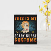 これは私の怖いナースの衣装ハロウィーンの男性の女性 カード (黄色い花)