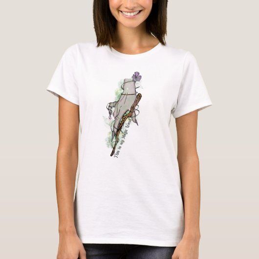 これは私の魔法杖 – ゴシック様式の魔女の手 Tシャツ (正面)
