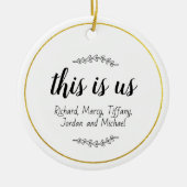 これは米国の家族の名前ブラック金ゴールドトリムクリスマス セラミックオーナメント (正面)