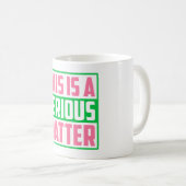 これは重大な問題だAKAソロリティ コーヒーマグカップ (正面右)