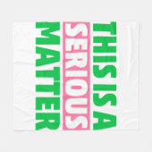 これは重大な問題だAKAソロリティ フリースブランケット (正面(横))