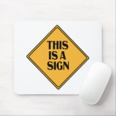 これは黄色の警おもしろい告の道路標識ギフトである マウスパッド (マウス)