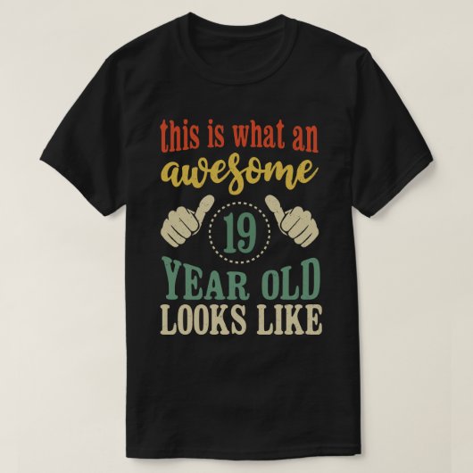 これは19番目の素晴らし贈り物19歳のバト Tシャツ (デザイン正面)