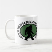 これらの森のクールな楕円形のSquatch コーヒーマグカップ (左)