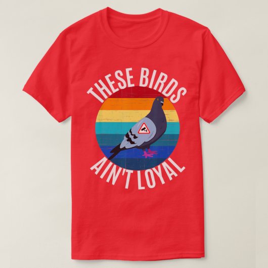 これらの鳥は忠実な鳥おもしろいの陰謀を避ける Tシャツ (デザイン正面)