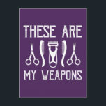 これらは私の武器です ポストカード<br><div class="desc">この設計特微はタイポグラフィのイラストレーション美容師の世界を関連付けました。</div>