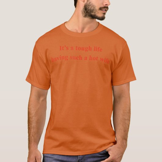 こんなにカワイイ妻を持って生きるのは大変なのよ Funny Quotes Tシャツ (正面)
