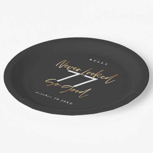 こんなに良い金ゴールド誕生日パーティーに見えたことがない ペーパープレート (アングル)