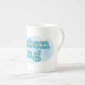 こんにちはドイツ語でアーガイル柄のなパターンが付いているラベルをguten ボーンチャイナマグカップ (正面右)