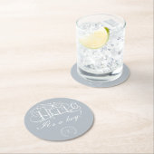 こんにちは装飾的なスクリプト赤ちゃんシャワーほこりっぽい青 ラウンドペーパーコースター (インサイチュ)