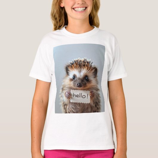 「こんにちは!」のサインを持つ可愛らしいハリネズミ Tシャツ (正面)