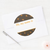 "こんにちは、私の名前は___" – オレンジ色の星のブラウン ラウンドシール (封筒)