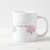 こんにちは！華やかに、可憐なピンクの花の木 ジャンボコーヒーマグカップ (右)