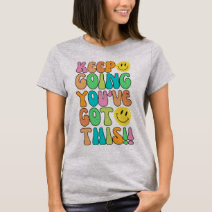 こ保の女得のTシャツを持って Tシャツ
