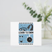 こ学の素敵なデザインと泳ぐ ポストカード (スタンド正面)